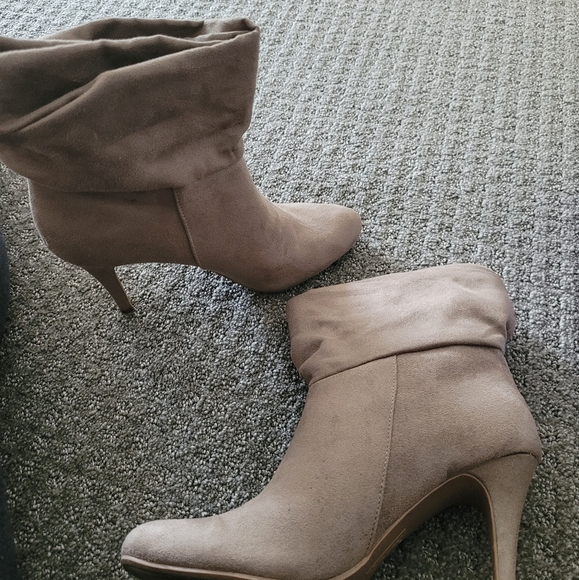 Beige boots - Picture 2 of 3